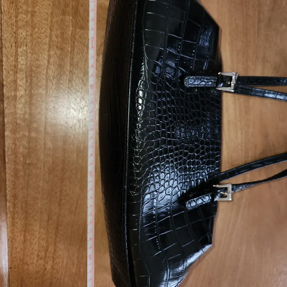 Elegant Black Crocodile-Embossed Handbag - Picture 4 of 6